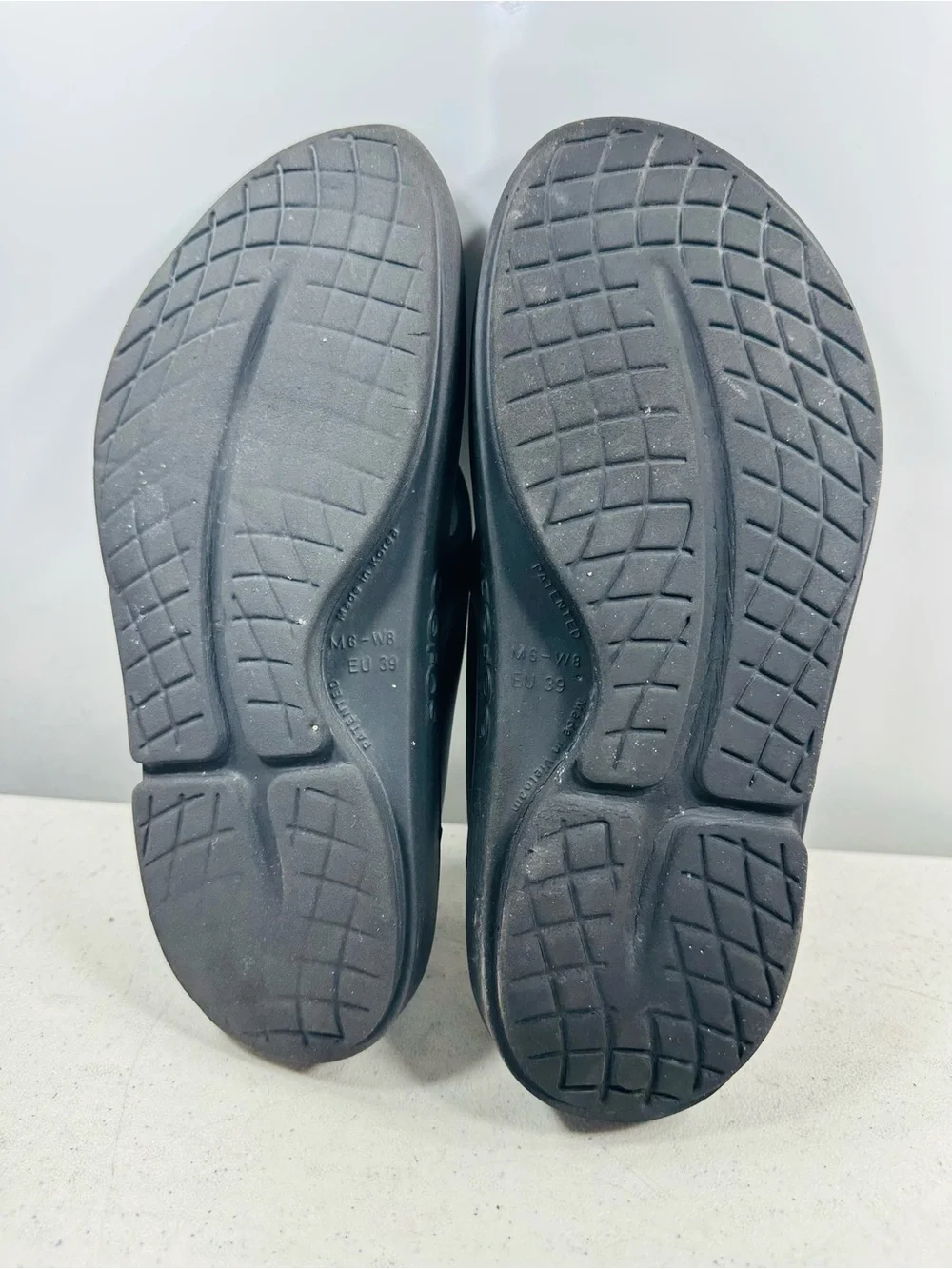 OOFOS OOriginal thong sandals size 6